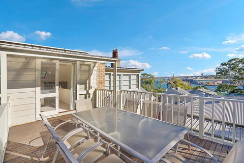 Spacious Victorian With Harbour View Terrace - Tweed Heads Accommodation 3
