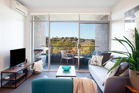 Sprawling City Views And Balcony In Cosy Apartment - Tweed Heads Accommodation 2