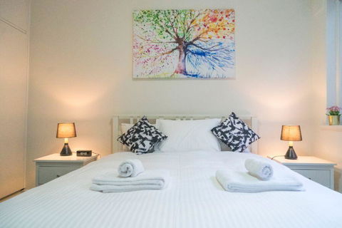Stunning Hidden Gem In The Heart Of St. Kilda, 2 Bed, 1 Bath Free WiFi, Carpark & Netflix! - Tweed Heads Accommodation 2