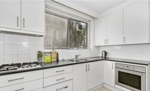 Stunning Hidden Gem In The Heart Of St. Kilda, 2 Bed, 1 Bath Free WiFi, Carpark & Netflix! - Tweed Heads Accommodation 0