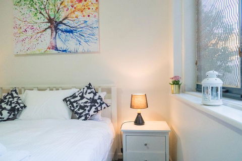 Stunning Hidden Gem In The Heart Of St. Kilda, 2 Bed, 1 Bath Free WiFi, Carpark & Netflix! - Tweed Heads Accommodation 3