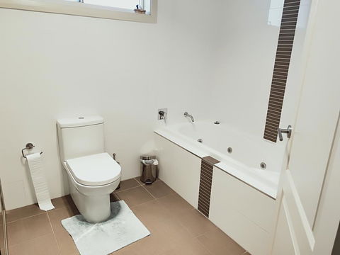Stylish Private Bathroom-Luxurious Modern Big Home - Tweed Heads Accommodation 2