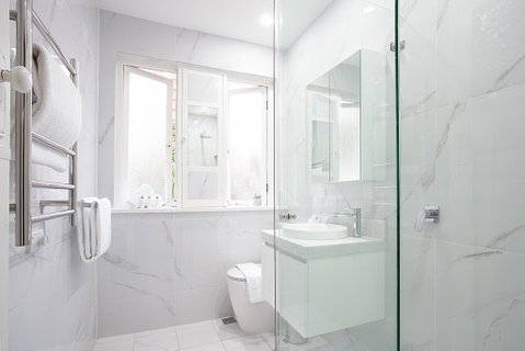 Sunlit 2-bed Apartment Metres From The Beach - Tweed Heads Accommodation 3