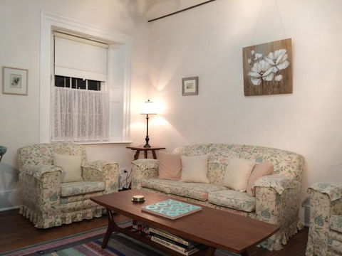 Surgeon's Cottage - Tweed Heads Accommodation 1