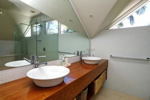 THE BEACH HOUSE - Tweed Heads Accommodation 0