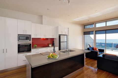 Penguin Waterfront Escape - Tweed Heads Accommodation 11