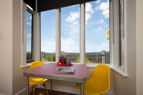 Penguin Waterfront Escape - Tweed Heads Accommodation 17