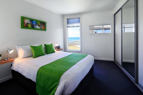 Penguin Waterfront Escape - Tweed Heads Accommodation 8