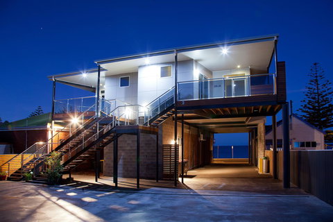 Penguin Waterfront Escape - Tweed Heads Accommodation 5
