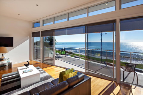 Penguin Waterfront Escape - Tweed Heads Accommodation 1