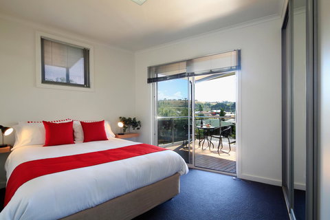 Penguin Waterfront Escape - Tweed Heads Accommodation 6