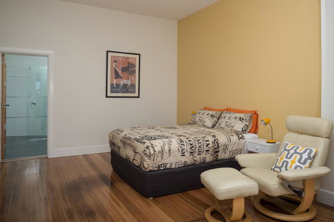 Penguin Waterfront Escape - Tweed Heads Accommodation 19