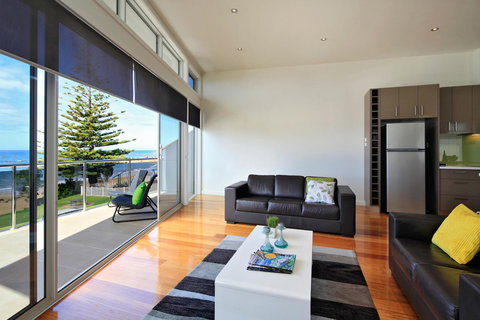 Penguin Waterfront Escape - Tweed Heads Accommodation 10