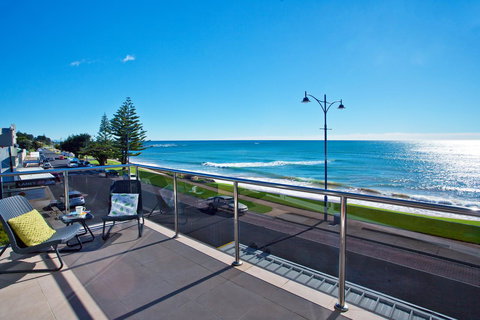 Penguin Waterfront Escape - Tweed Heads Accommodation 0