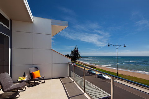 Penguin Waterfront Escape - Tweed Heads Accommodation 3