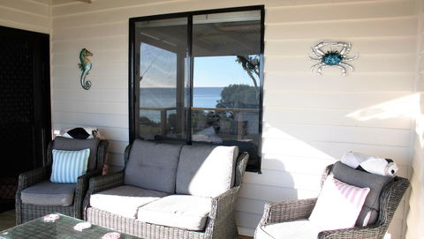 KINGFISHER COTTAGE Beachfront At The Binalong Bay - Tweed Heads Accommodation 7
