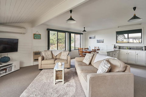 KINGFISHER COTTAGE Beachfront At The Binalong Bay - Tweed Heads Accommodation 4