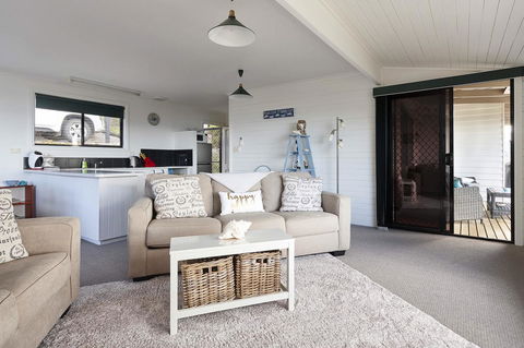 KINGFISHER COTTAGE Beachfront At The Binalong Bay - Tweed Heads Accommodation 22