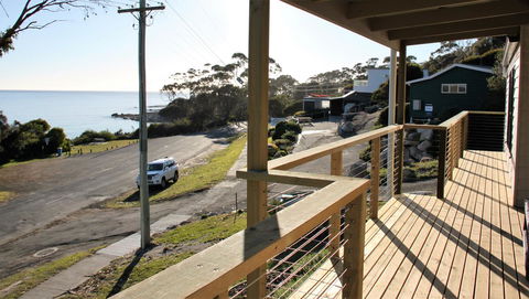 KINGFISHER COTTAGE Beachfront At The Binalong Bay - Tweed Heads Accommodation 9