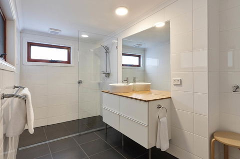 DOLPHIN LOOKOUT COTTAGE - Amazing Views Of The Bay Of Fires - Tweed Heads Accommodation 2