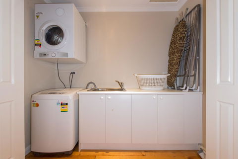 Lovely 5BR Full House In Glen Waverley, Walk To Train, Bus & Shops - Tweed Heads Accommodation 12