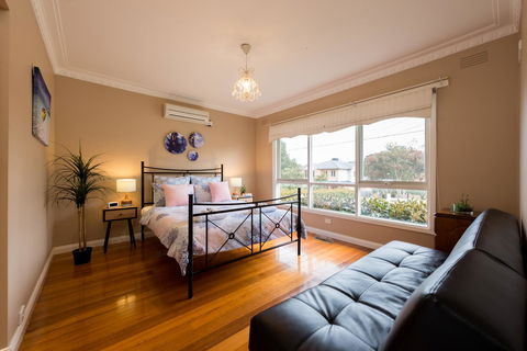 Lovely 5BR Full House In Glen Waverley, Walk To Train, Bus & Shops - Tweed Heads Accommodation 5