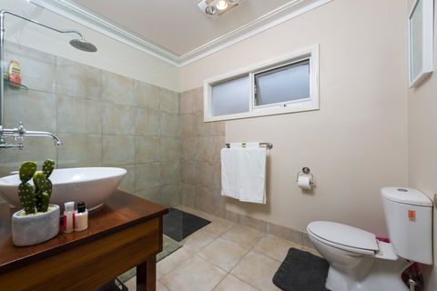 Lovely 5BR Full House In Glen Waverley, Walk To Train, Bus & Shops - Tweed Heads Accommodation 6