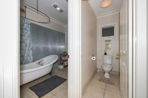 Lovely 5BR Full House In Glen Waverley, Walk To Train, Bus & Shops - Tweed Heads Accommodation 11