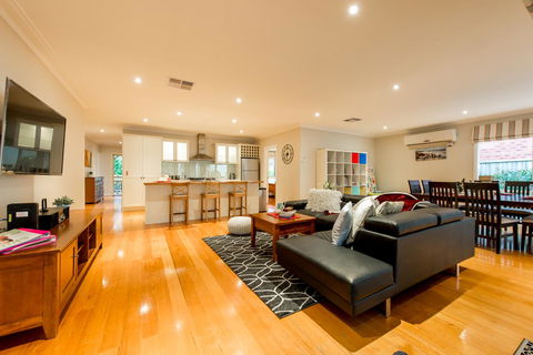 Lovely 5BR Full House In Glen Waverley, Walk To Train, Bus & Shops - Tweed Heads Accommodation 1