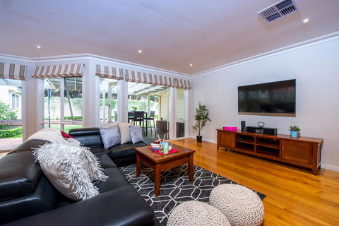 Lovely 5BR Full House In Glen Waverley, Walk To Train, Bus & Shops - Tweed Heads Accommodation 15