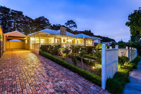 Lovely 5BR Full House In Glen Waverley, Walk To Train, Bus & Shops - Tweed Heads Accommodation 0