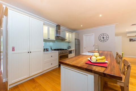 Lovely 5BR Full House In Glen Waverley, Walk To Train, Bus & Shops - Tweed Heads Accommodation 2