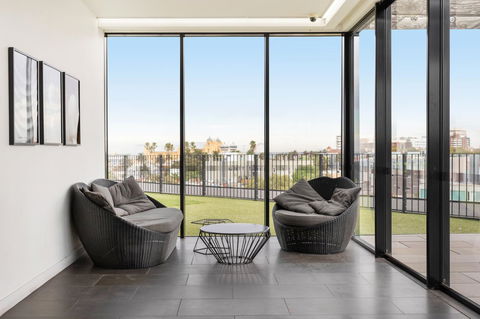 Modern Apartment In The Heart Of St Kilda - Tweed Heads Accommodation 17