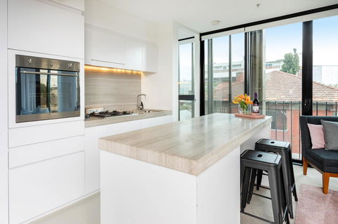 Modern Apartment In The Heart Of St Kilda - Tweed Heads Accommodation 8