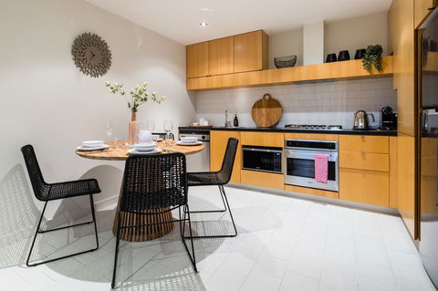 Auguste, Melbourne CBD Private Accommodation With Parking - Tweed Heads Accommodation 9