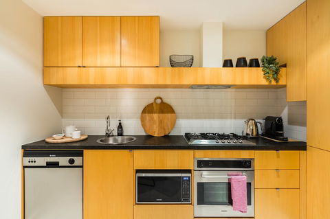 Auguste, Melbourne CBD Private Accommodation With Parking - Tweed Heads Accommodation 10