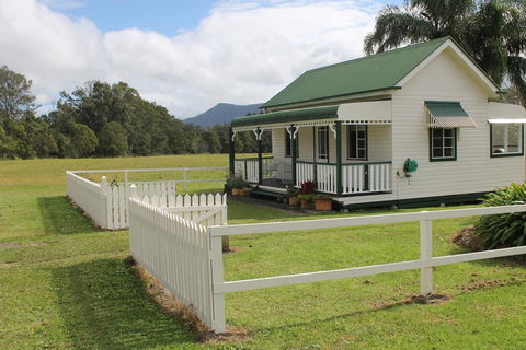 The Dollhouse Cottage - Tweed Heads Accommodation 2