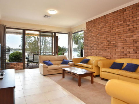 The House On The Lake @ Fishing Point, Lake Macquarie - Honestly Put The Line In And Catch Fish - Tweed Heads Accommodation 3