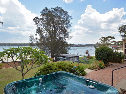 The House On The Lake @ Fishing Point, Lake Macquarie - Honestly Put The Line In And Catch Fish - Tweed Heads Accommodation 1