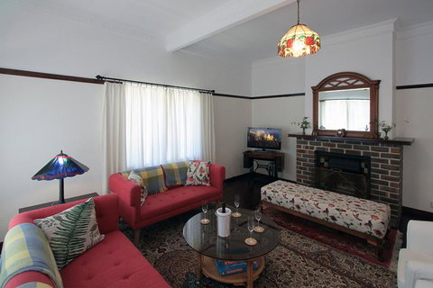 The Leura Mountain House - Tweed Heads Accommodation 1