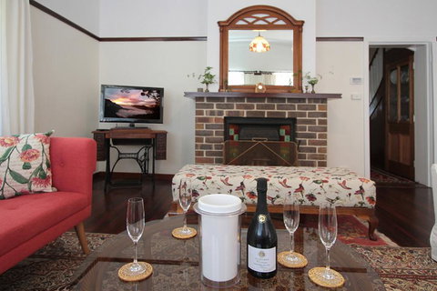 The Leura Mountain House - Tweed Heads Accommodation 2