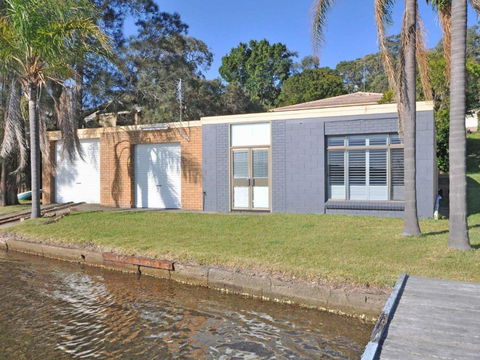 The Studio On The Lake @ Fishing Point, Lake Macquarie - Honestly Put The Line In And Catch Fish - Tweed Heads Accommodation 1