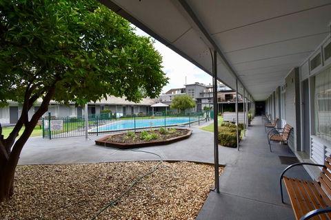 Townhouse Motel Cowra - Tweed Heads Accommodation 3