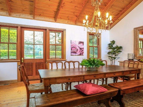 Treetops - Elegant, Inviting, Designer, Cedar Home - Tweed Heads Accommodation 3