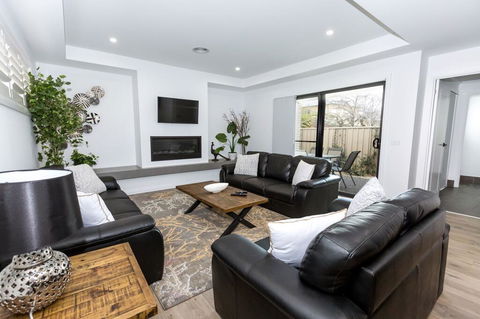 TWO TEN Sleeps 10! Luxury CBD Accommodation - Tweed Heads Accommodation 0