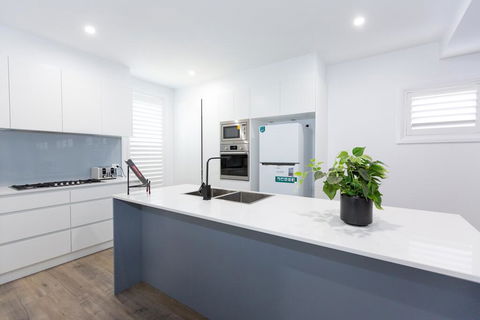 TWO TEN Sleeps 10! Luxury CBD Accommodation - Tweed Heads Accommodation 3