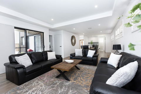 TWO TEN Sleeps 10! Luxury CBD Accommodation - Tweed Heads Accommodation 2