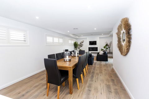 TWO TEN Sleeps 10! Luxury CBD Accommodation - Tweed Heads Accommodation 1