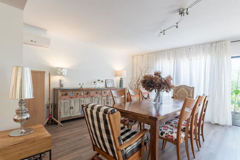 ULTRA SPACIOUS STYLISH HOME IN PRESTONS - SYDNEY - Tweed Heads Accommodation 1