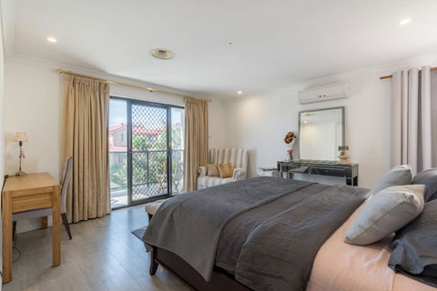 ULTRA SPACIOUS STYLISH HOME IN PRESTONS - SYDNEY - Tweed Heads Accommodation 2